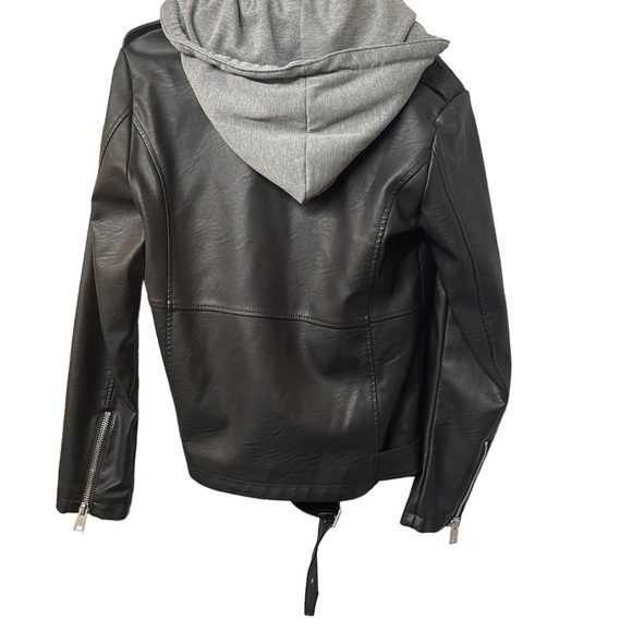 Levi's Women's Oversized Faux
Leather Belted Motorcycle
Jacket Size Small NWT - Picture 9 of 13